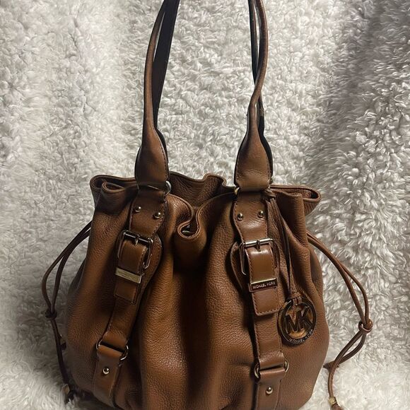 Michael Kors Brown Leather Medium bucket style shoulder bag gold tone Hardwares. - Picture 6 of 16